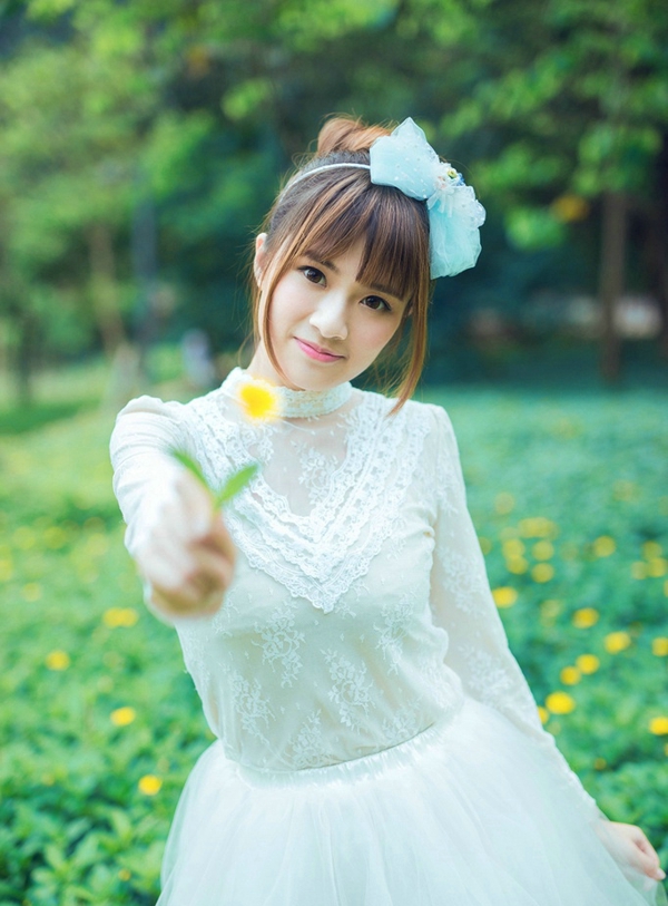 “如果夫君不小气的话，姐姐就真该担忧你的将来了。”大乔苦笑道，如果吕布真的一点反应都没有，那就证明，小乔在吕布眼里，依旧是个玩物，现在整个乔家都迁来了长安，仰吕布鼻息生存，如果他们姐妹失宠了，那对乔家来说，就是一个巨大的打击，就算吕布不去对付乔家，也不会再关照，那些嗅觉敏锐的政客们绝对不会放过这个打击乔家的机会。